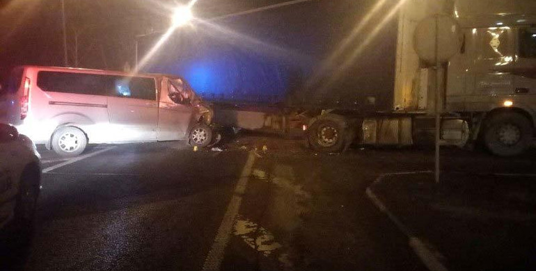 На Рівненщині вантажівка врізалася в авто: двоє травмованих